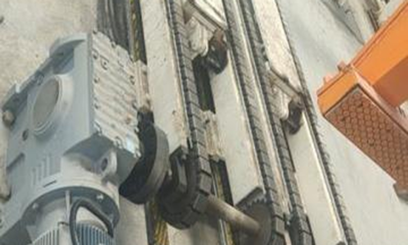 Dispositivo de elevação de bloco